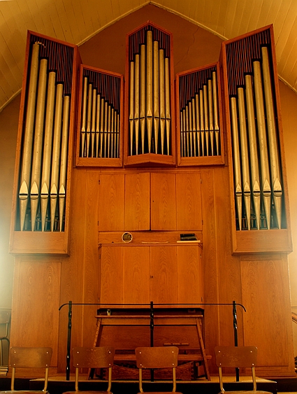 The playing of the organ lifts the spirits